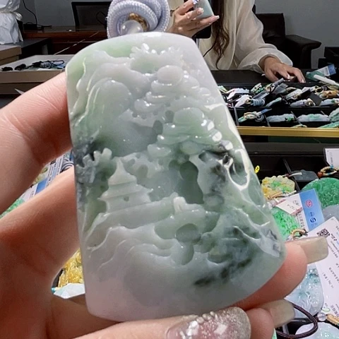 翡翠未镶嵌颈饰一个