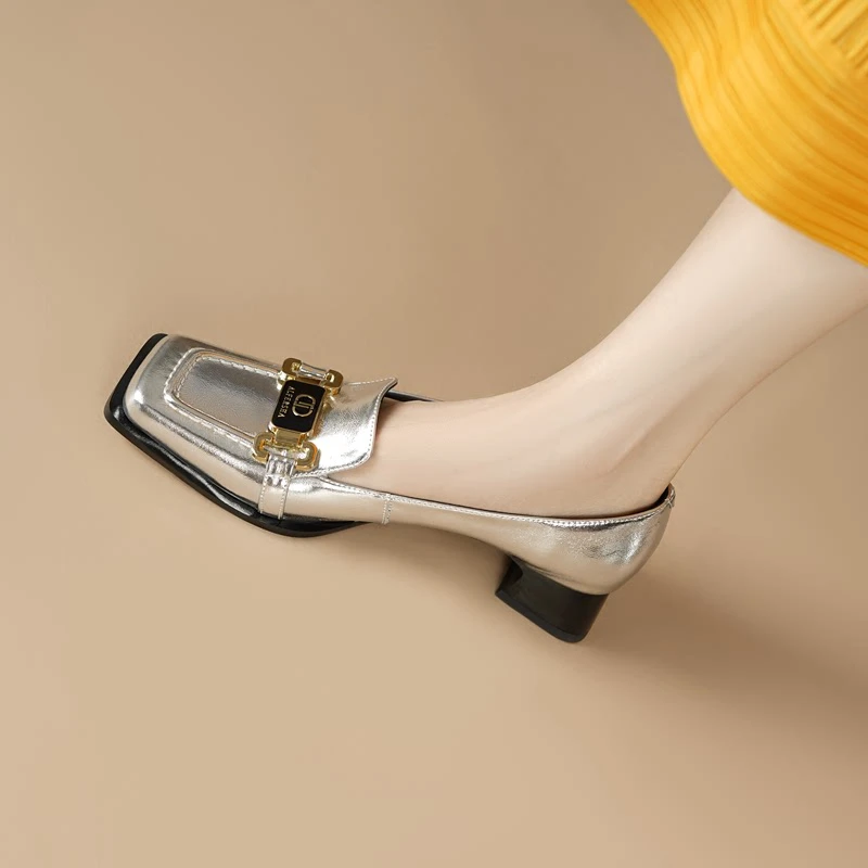 萌女时代2025秋季新款浅口大方头低跟银色单鞋女真皮复古风小皮鞋