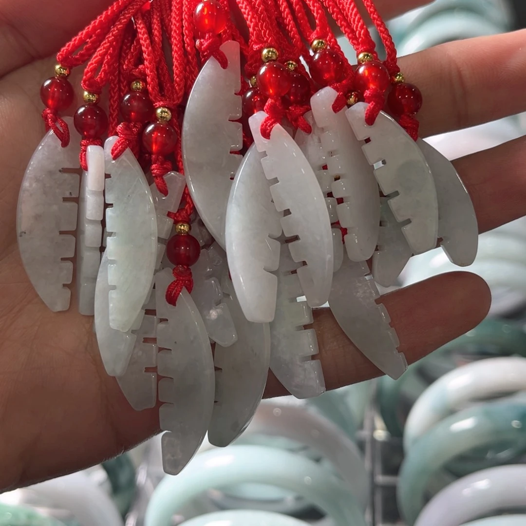 翡翠颈饰未镶嵌梳子