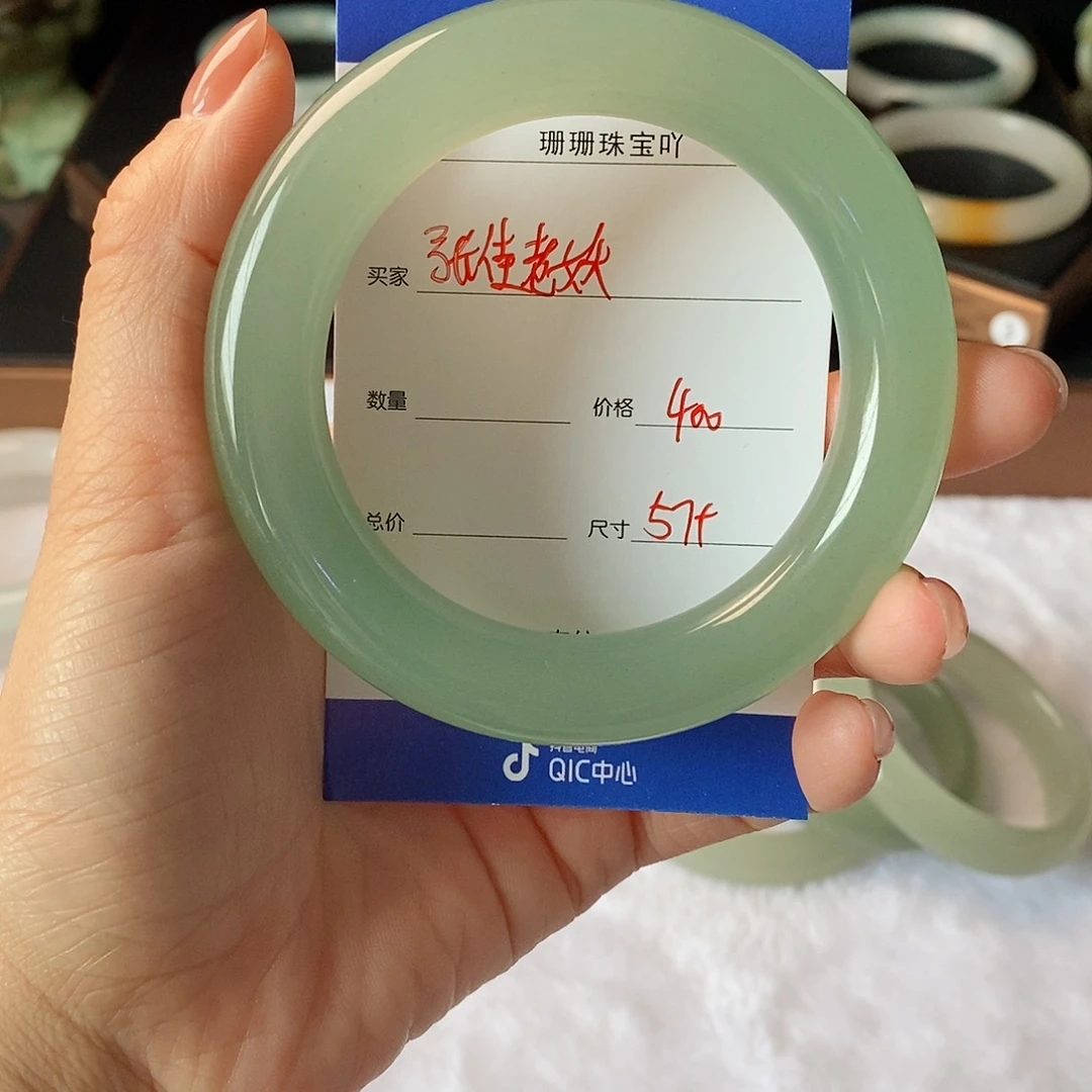 张***妖石英质玉（金丝玉）未镶嵌手镯