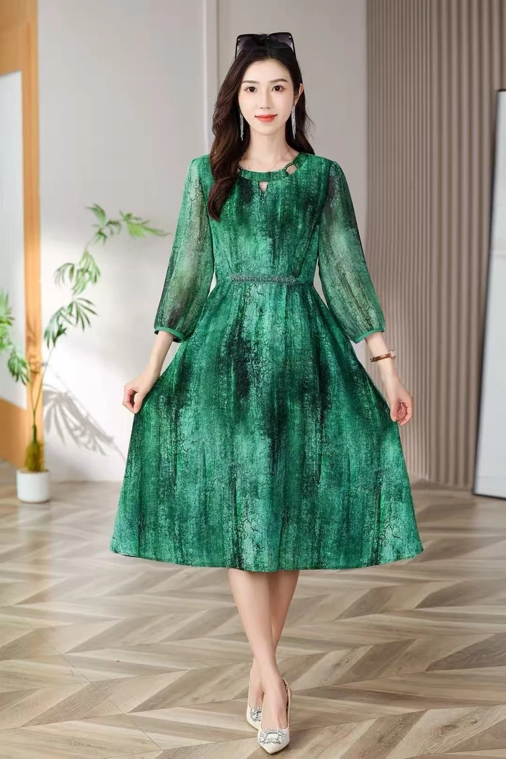 [99]绿光森林 2025高定夏季气质显白遮肉时尚修身连衣裙