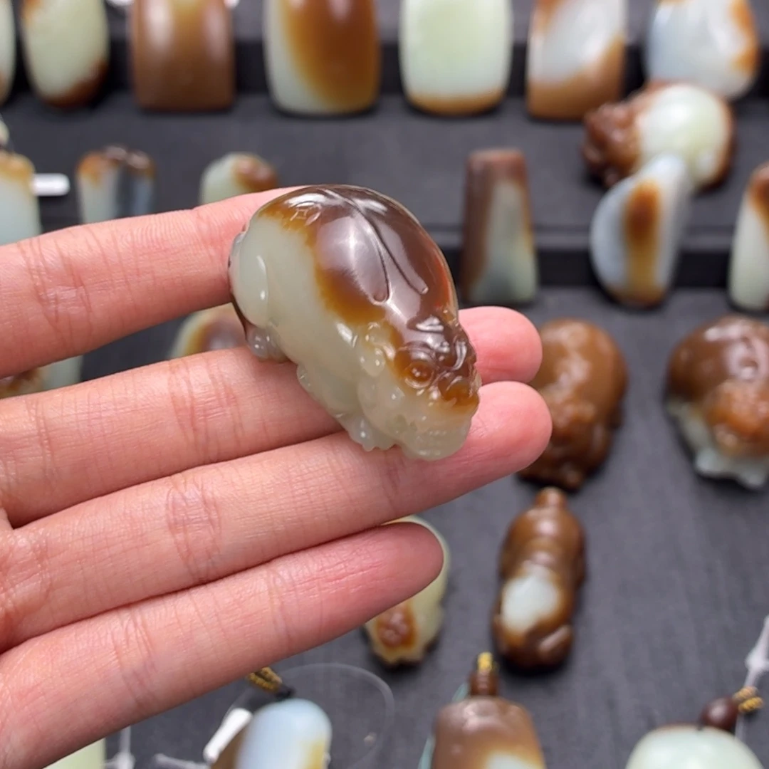 朱***叔和田玉未镶嵌颈饰