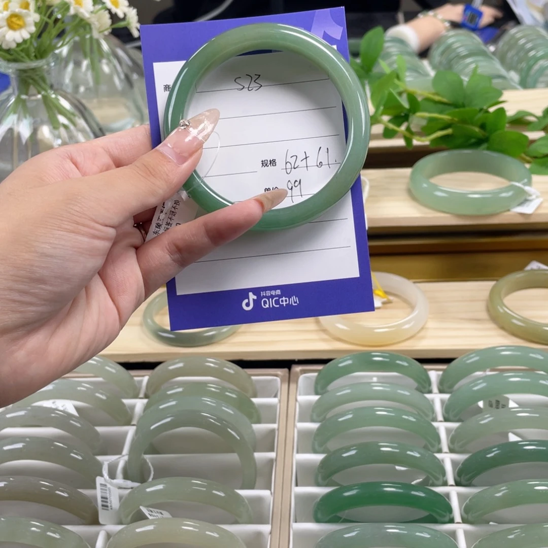 石英质玉手镯未镶嵌杜*人