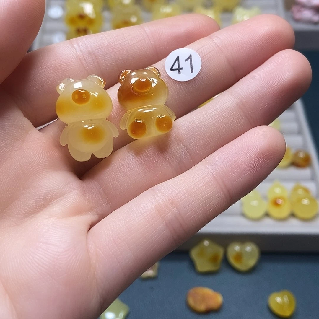 未镶嵌琥珀裸石時*，