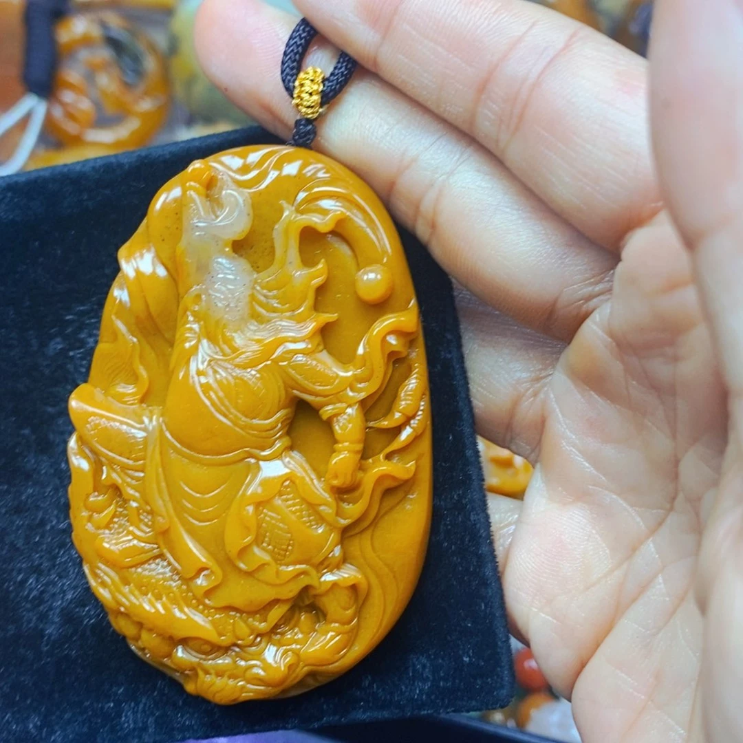 未镶嵌石英质玉（黄龙玉）颈饰