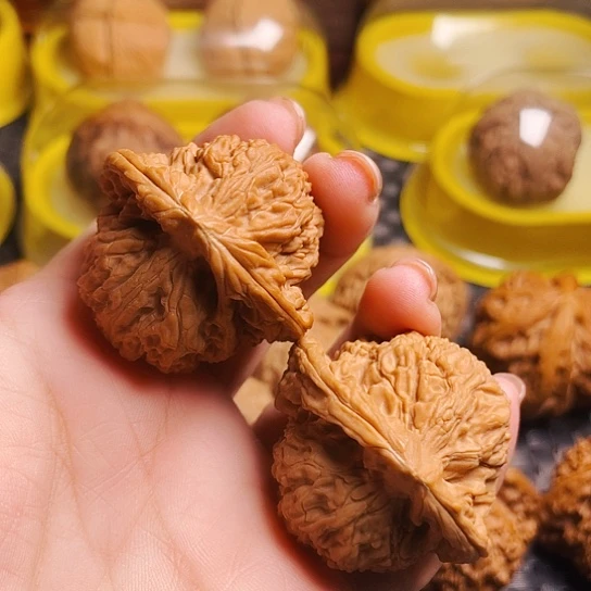 文玩核桃南疆石一对