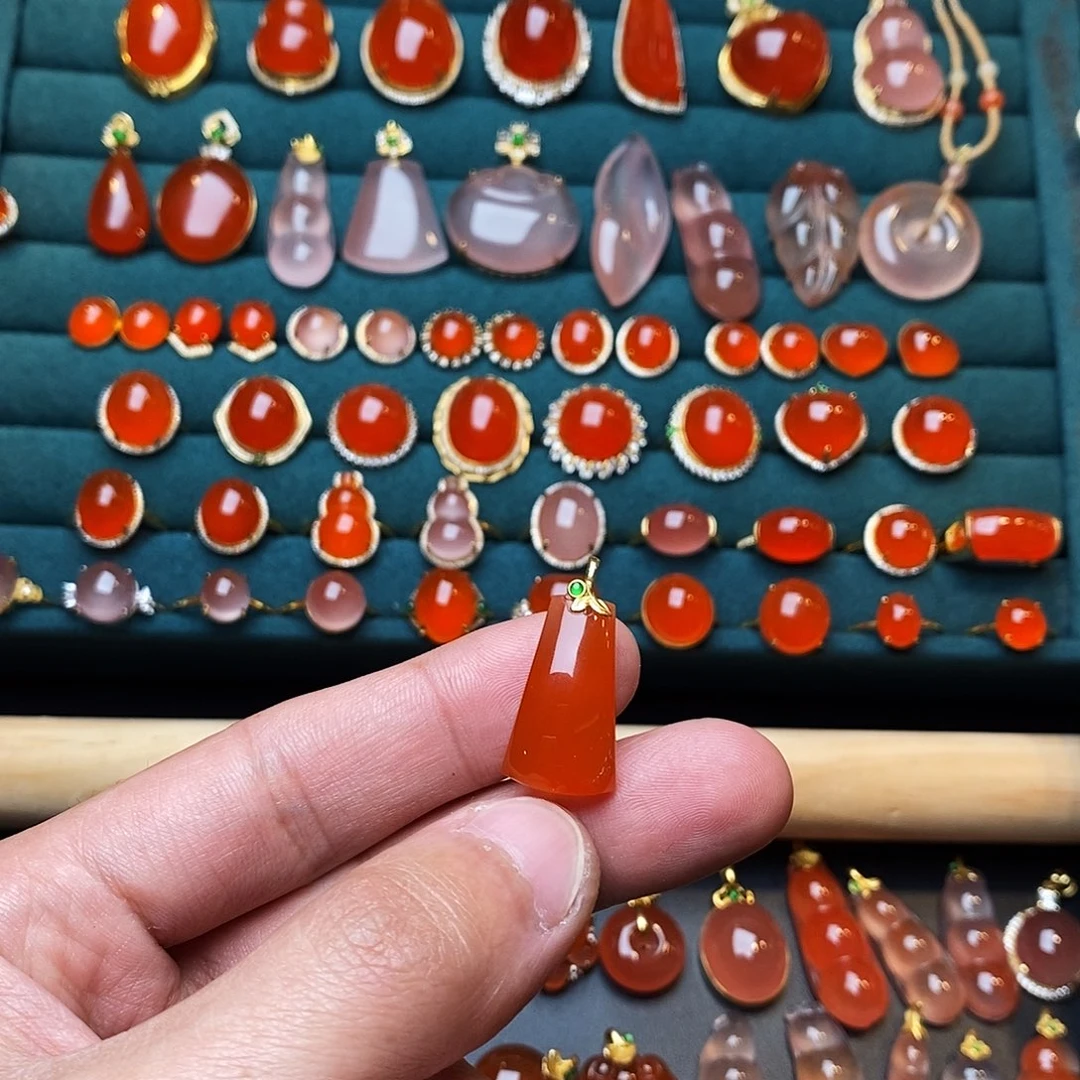 南红玛瑙18K金镶嵌颈饰