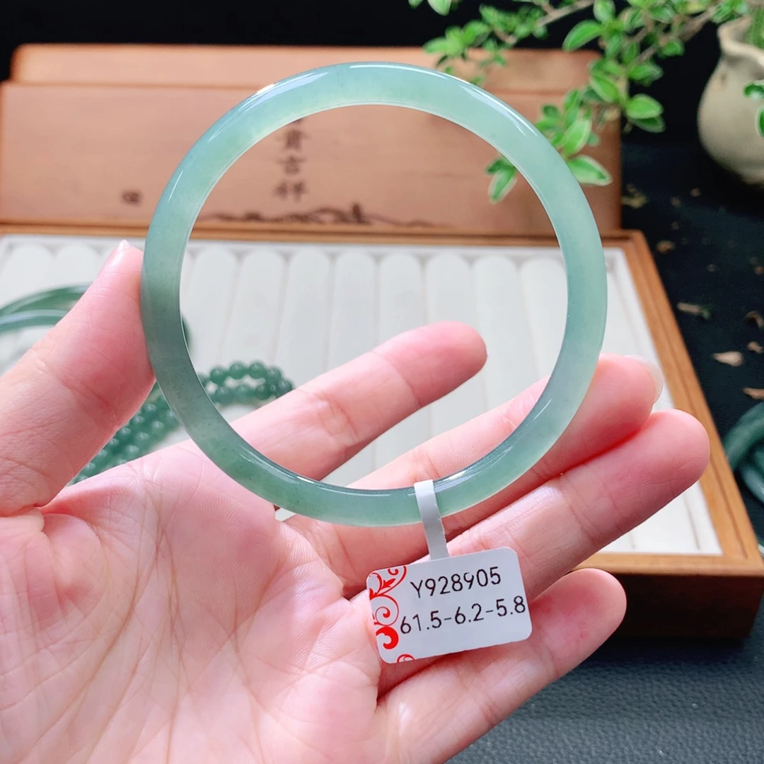 翡翠未镶嵌手镯（圆镯）