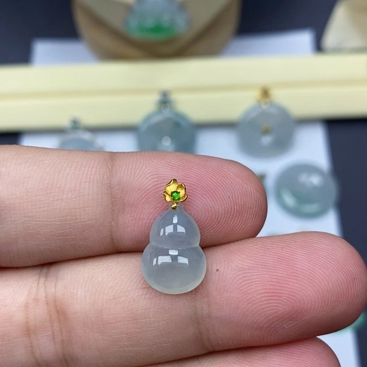 吊坠(赠链)18K金镶嵌翡翠葫芦