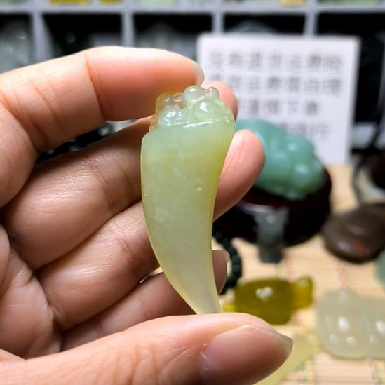 看***月未镶嵌蛇纹石玉颈饰