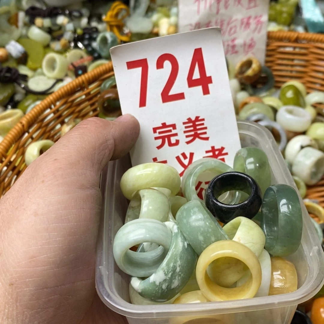 蛇纹石玉挂坠未镶嵌