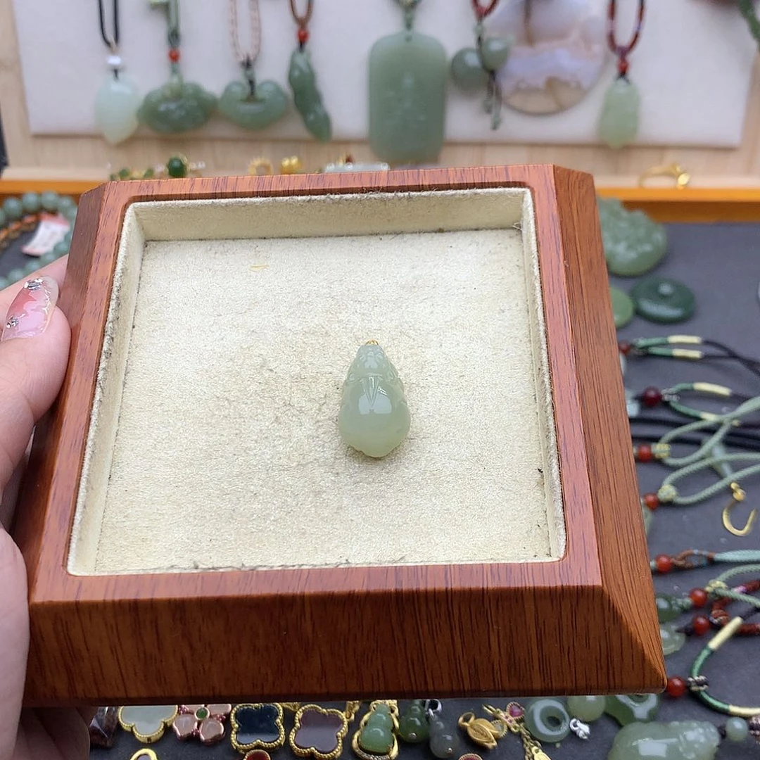 和田玉吊坠(不含链)18K金镶嵌