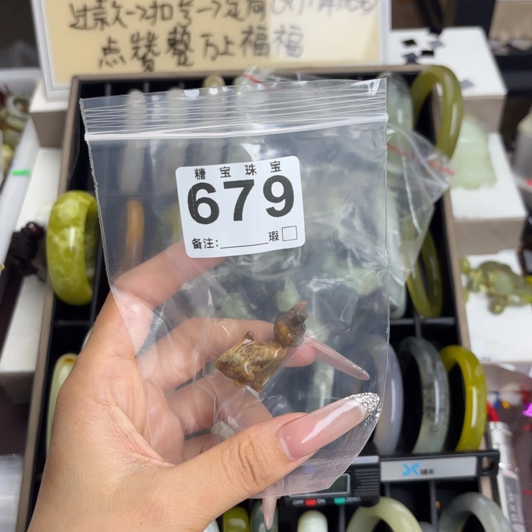未镶嵌蛇纹石玉手镯是***?
