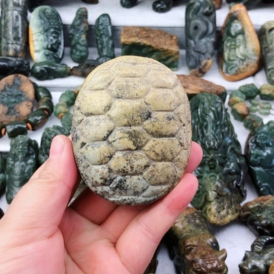 未镶嵌岫岩河磨玉（透闪石质玉）把件