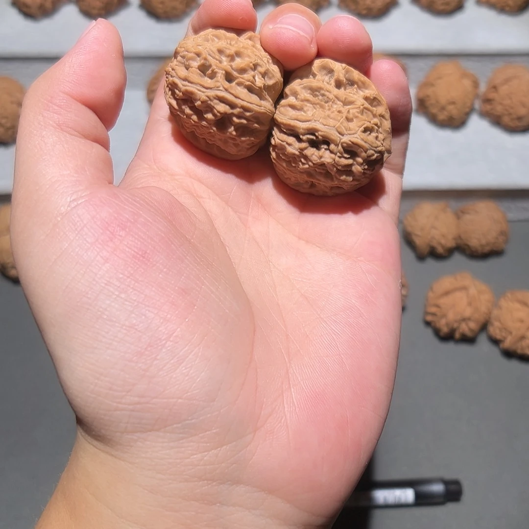 文玩核桃吊坠白狮子