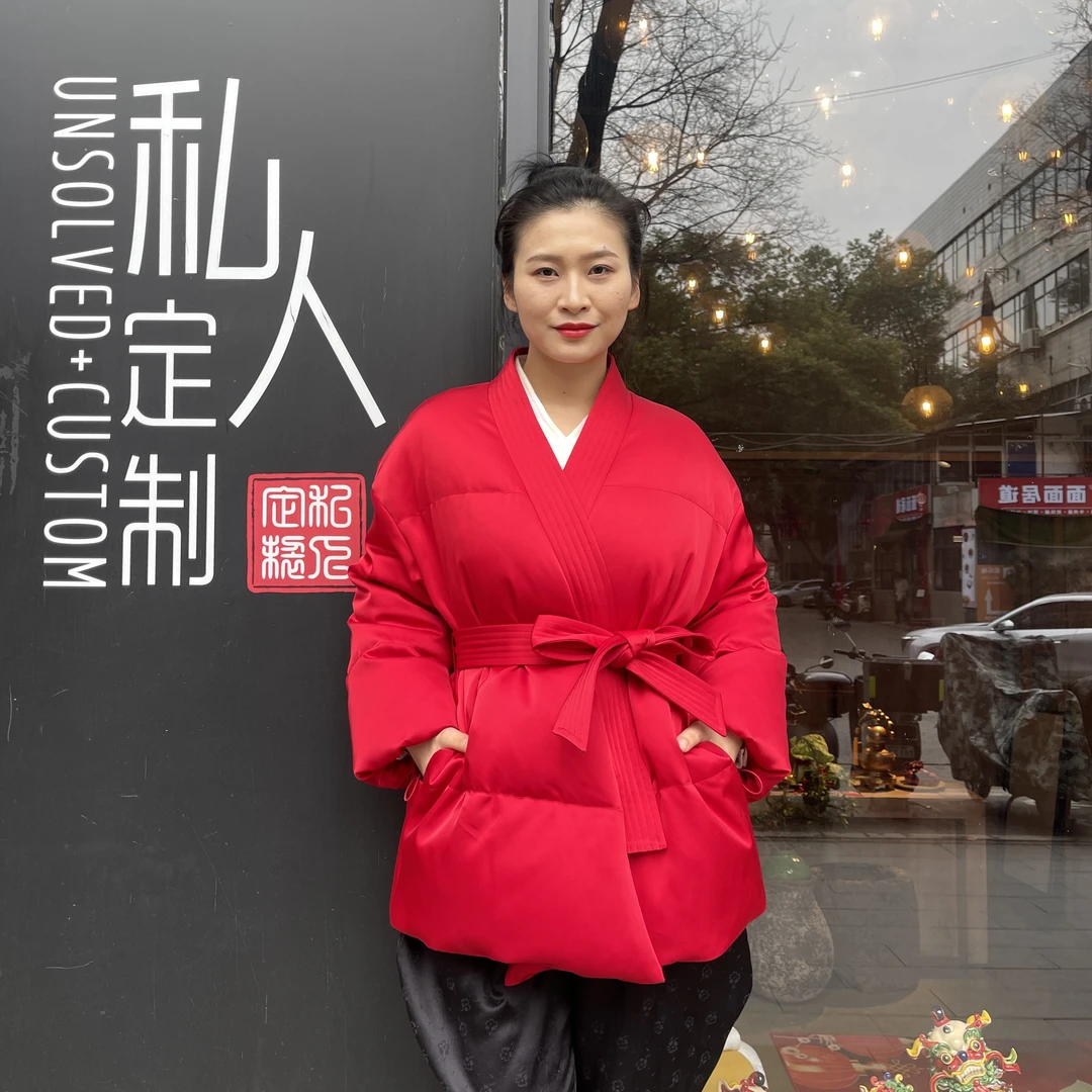 UNSOLVED CUSTOM/未解红色短款交叠领设计感冬季鹅绒服