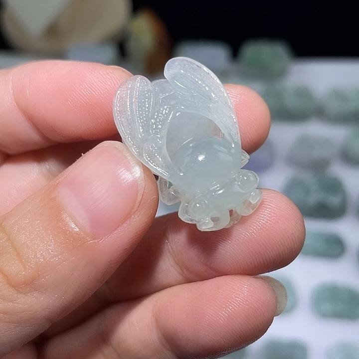 翡翠未镶嵌颈饰蜜蜂