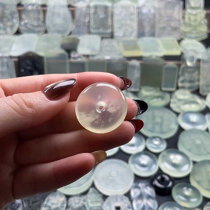 岫玉未镶嵌颈饰平安扣