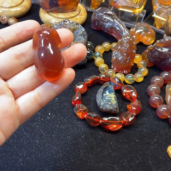 未镶嵌颈饰琥珀旗袍