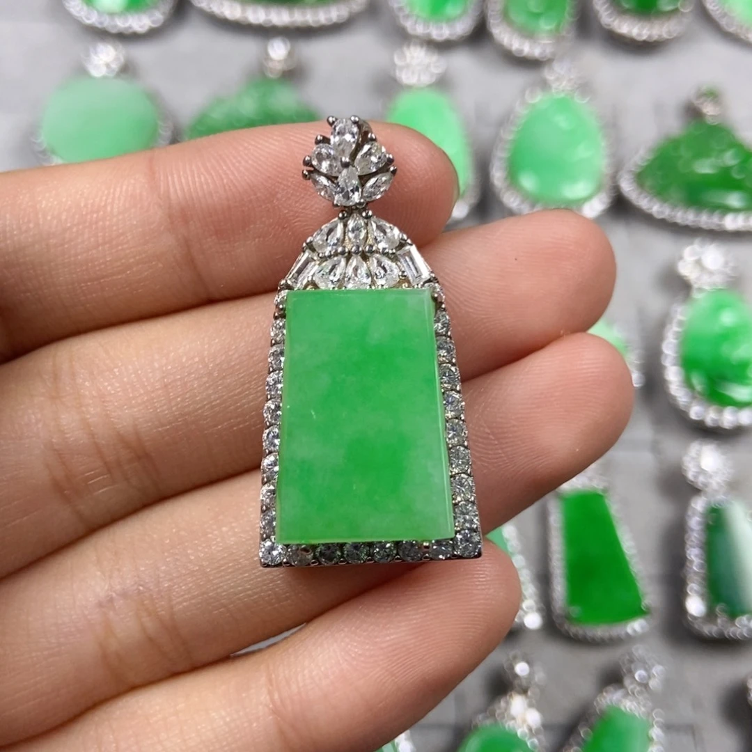 翡翠未镶嵌颈饰无事牌