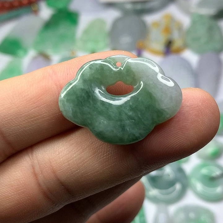 翡翠吊坠(赠链)未镶嵌