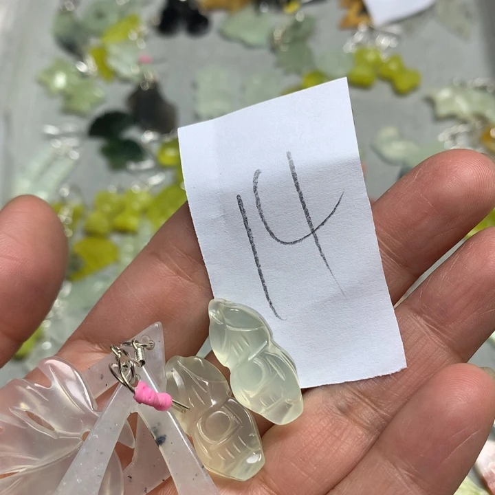 蛇纹石玉耳钉足银镀金镶嵌某****了