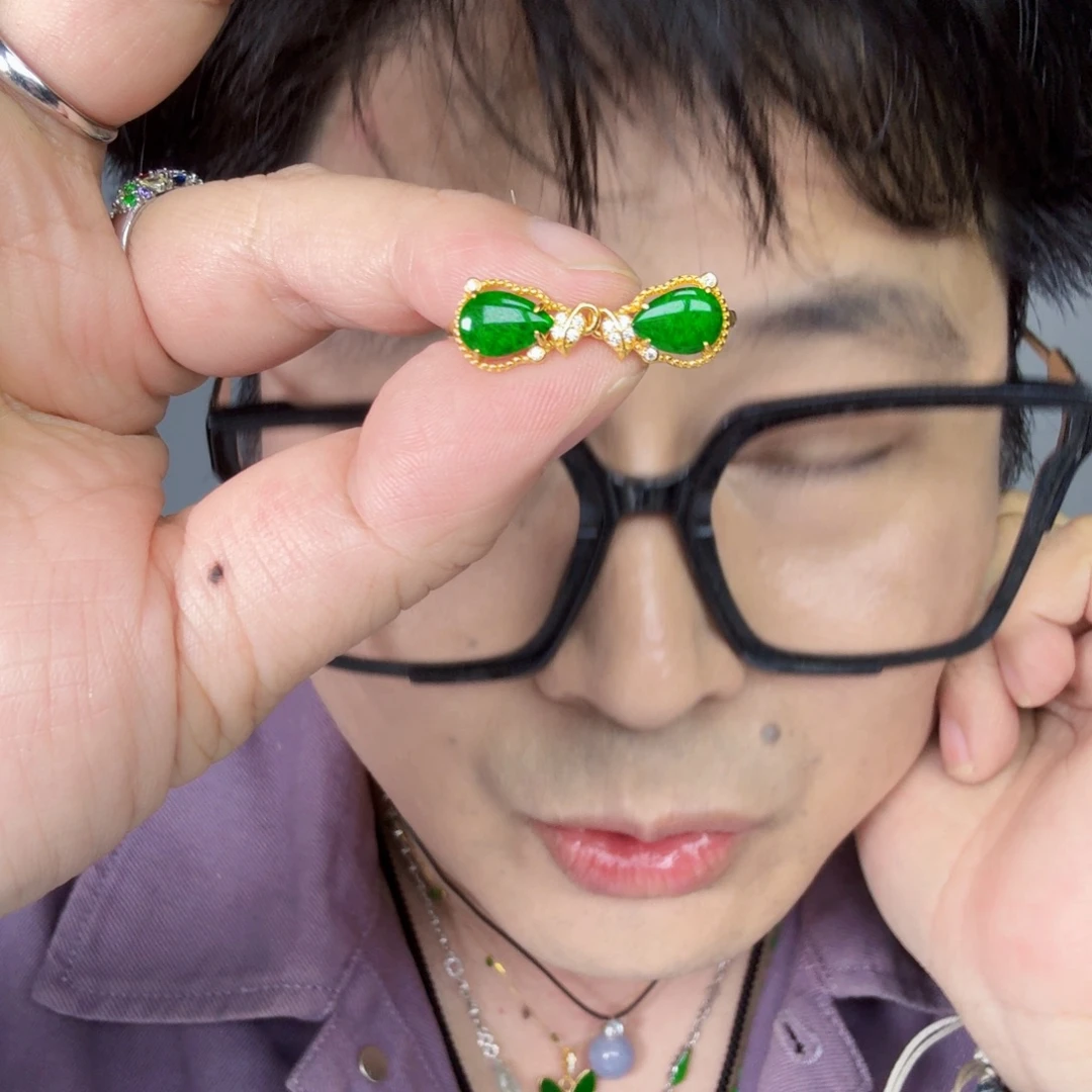 翡翠未镶嵌颈饰一对