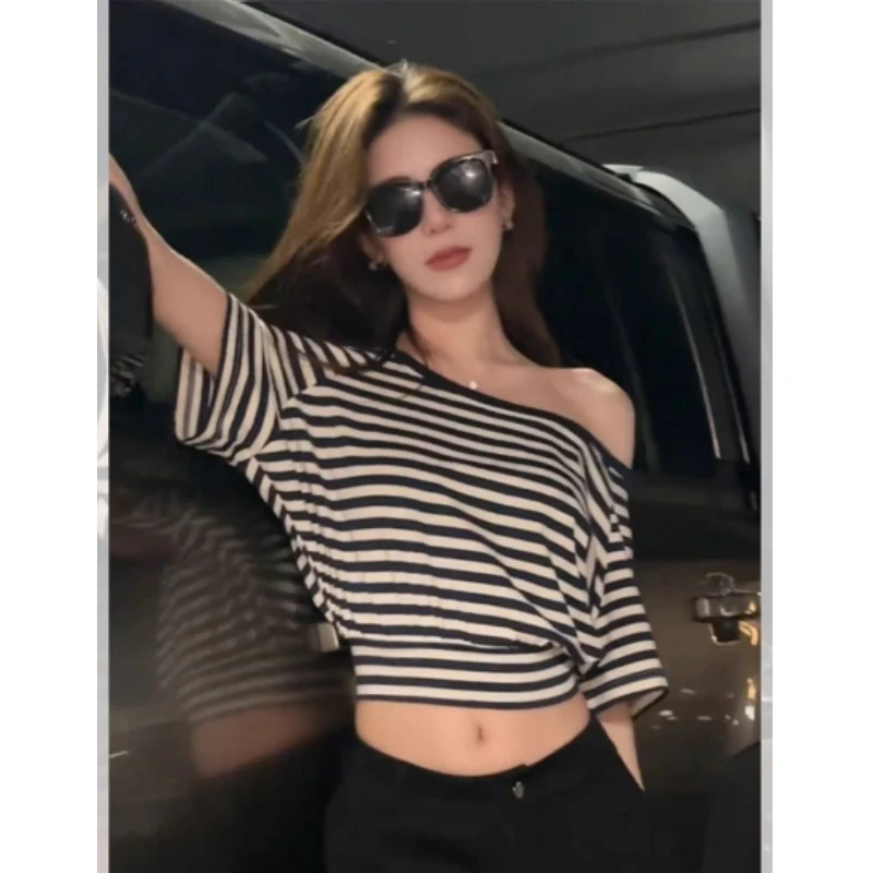 韩系黑白条纹斜肩型短袖t恤女早秋小个子独特别致短款露肩上衣服