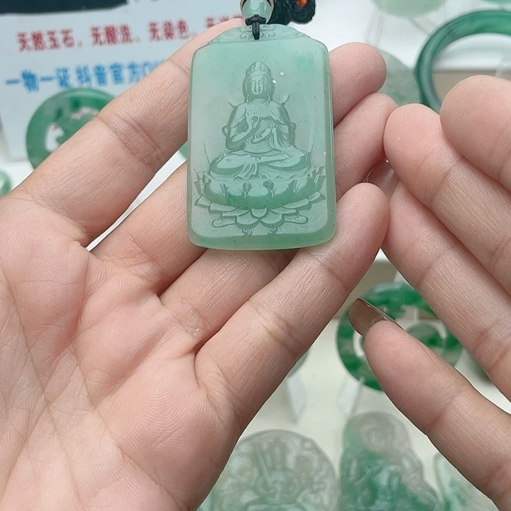 颈饰未镶嵌石英质玉