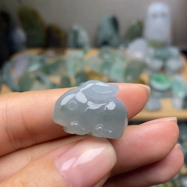 翡翠未镶嵌颈饰兔子