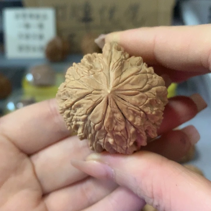 鸿***文玩核桃吊坠异形单只，有瑕疵