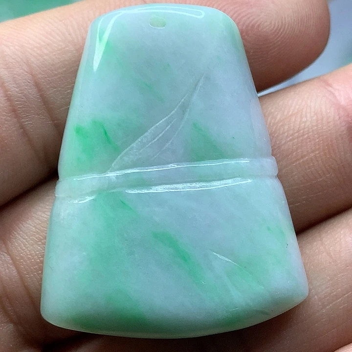 翡翠吊坠(赠链)未镶嵌