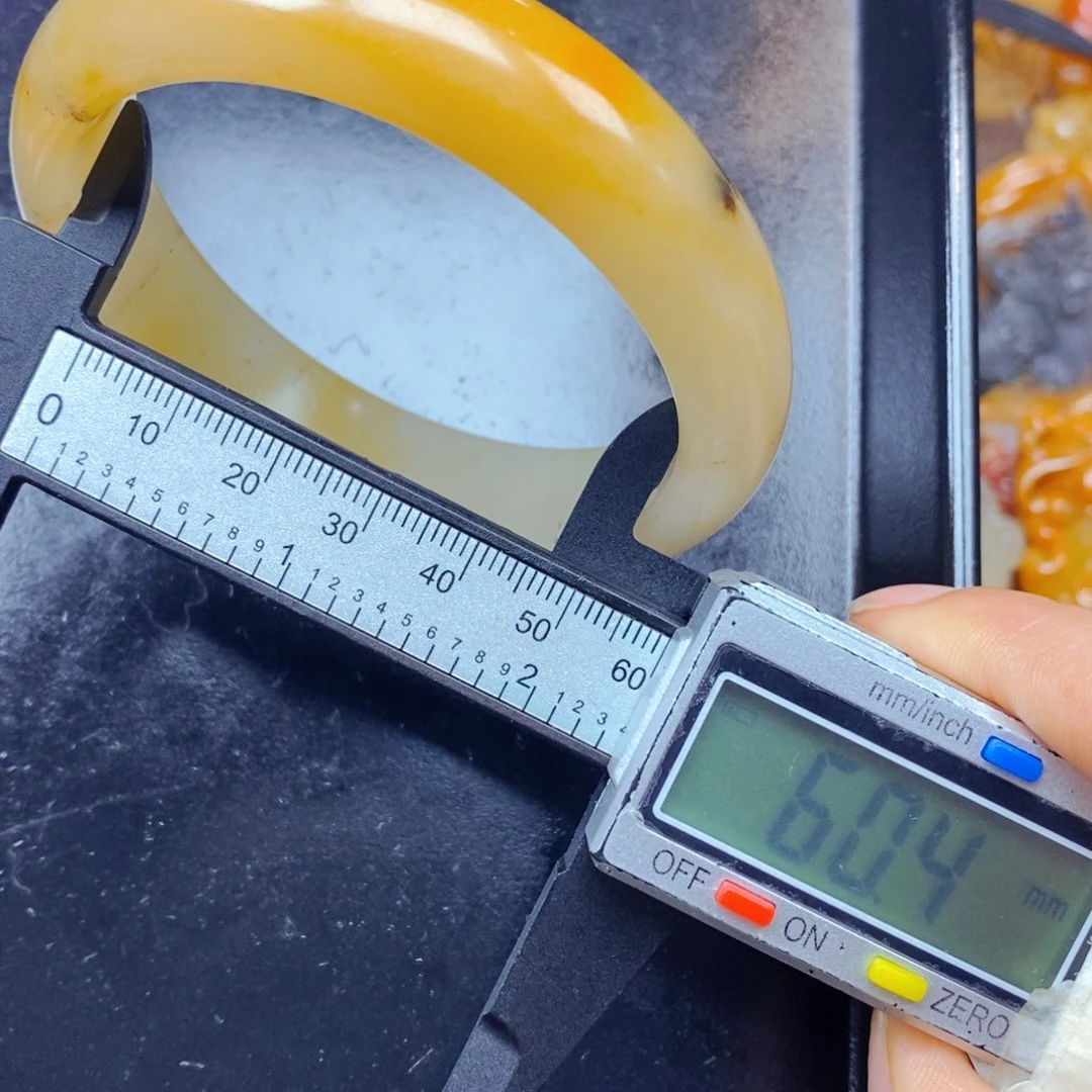 石英质玉（黄龙玉）未镶嵌颈饰