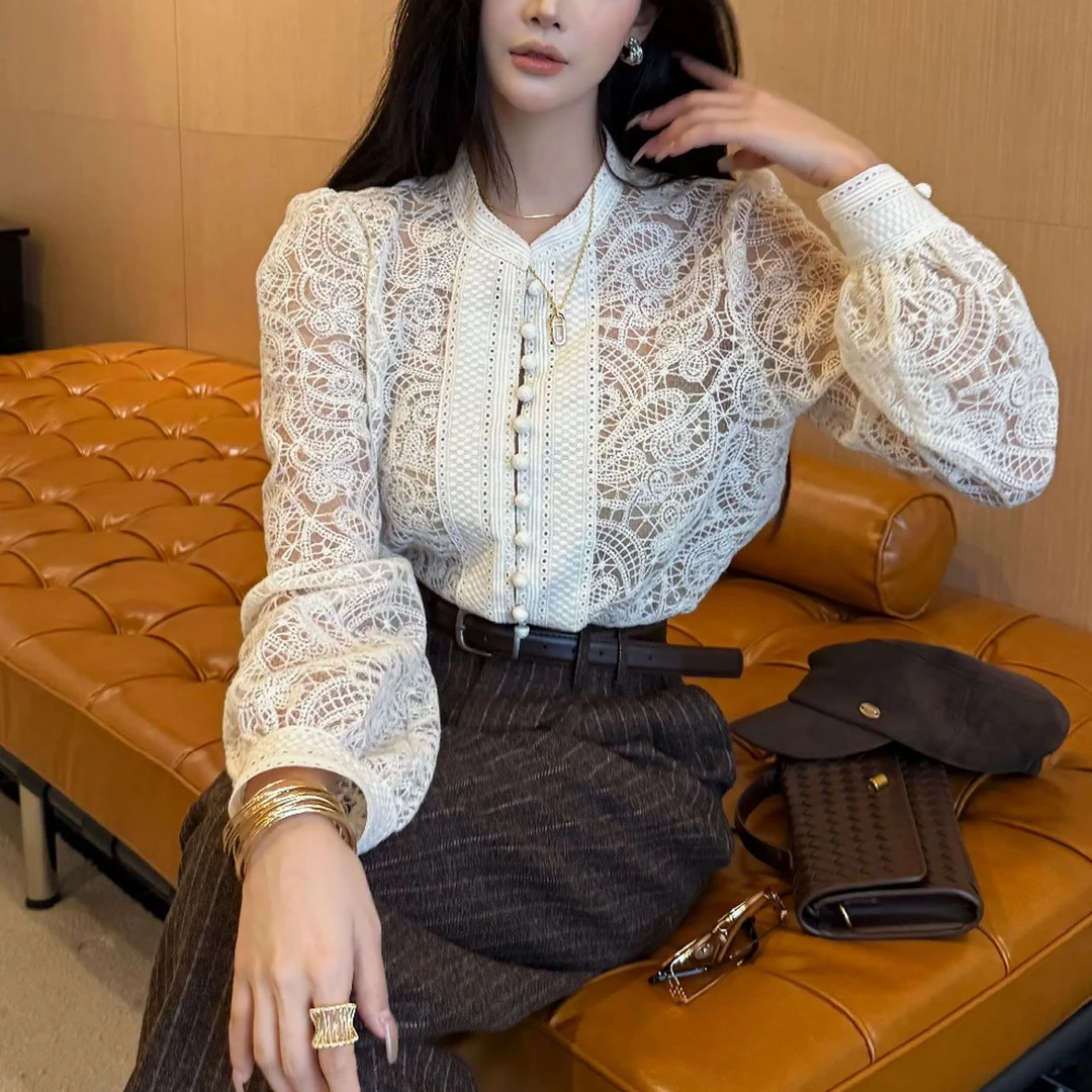 早秋新款2025单排扣设计优雅上衣女气质成熟长袖圆领套头打底衬衫