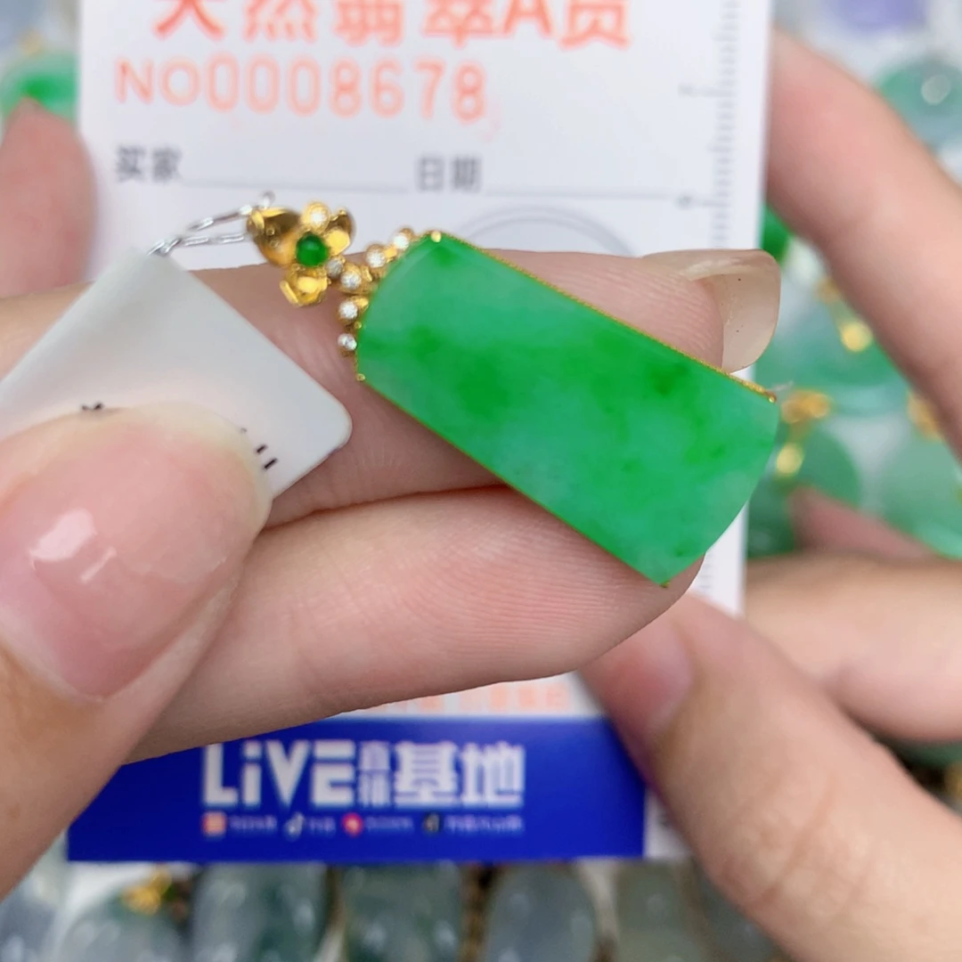 兜***兜颈饰18K金镶嵌翡翠无事牌
