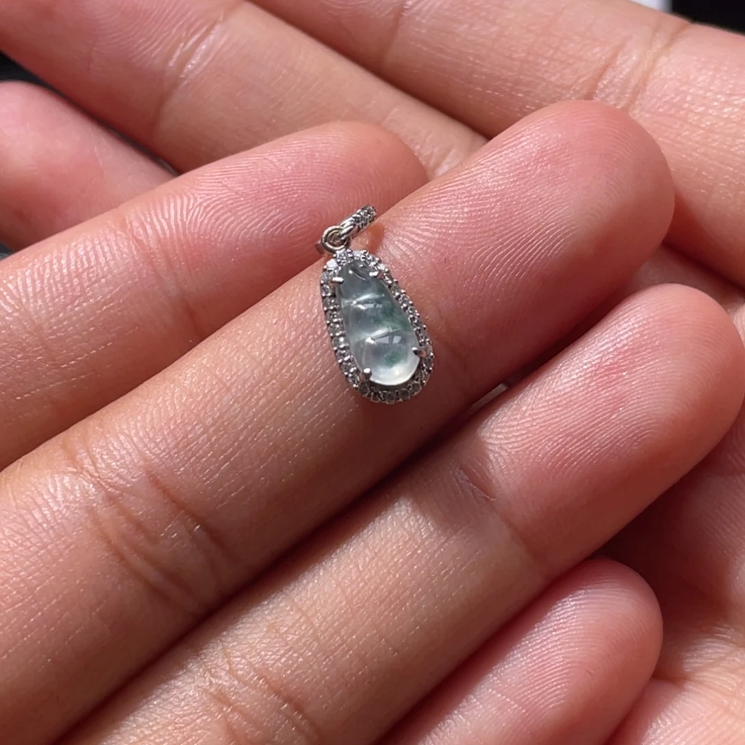 颈饰18K金镶嵌翡翠吊坠