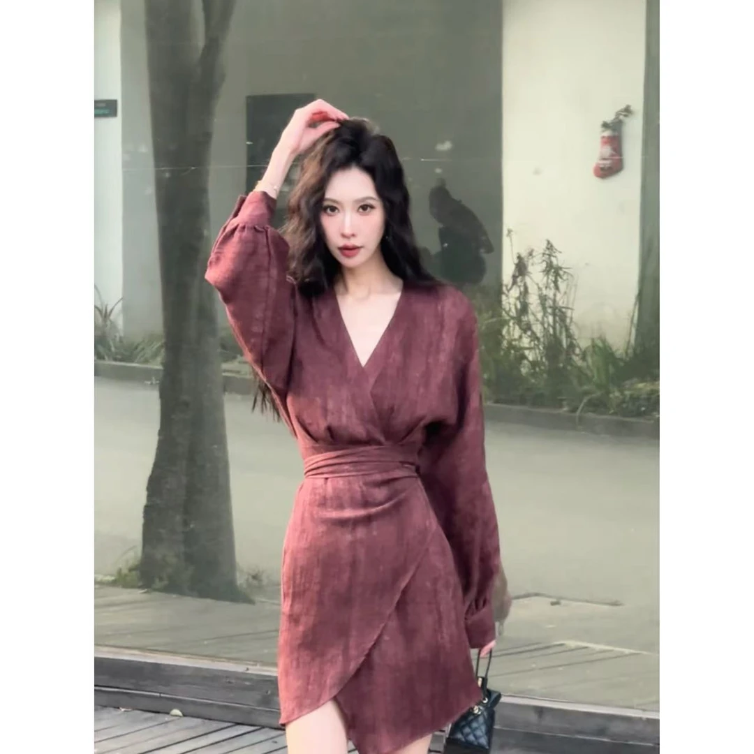 LiLi《优雅成性》棉麻炒色工艺V领不规则绑带收腰连衣长裙