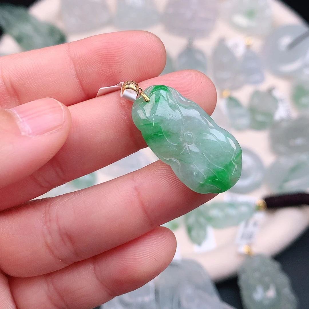 翡翠颈饰18K金镶嵌飘绿荷叶