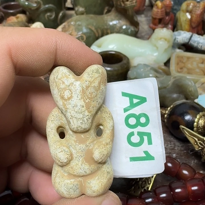 透闪石-蛇纹石玉未镶嵌颈饰