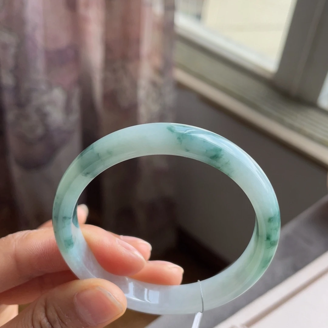 翡翠手镯未镶嵌飘花美人条