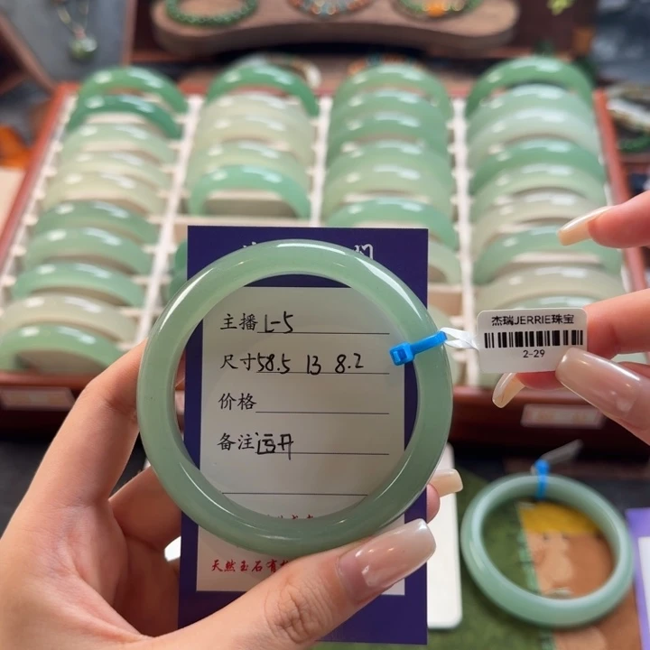 未镶嵌手镯石英质玉