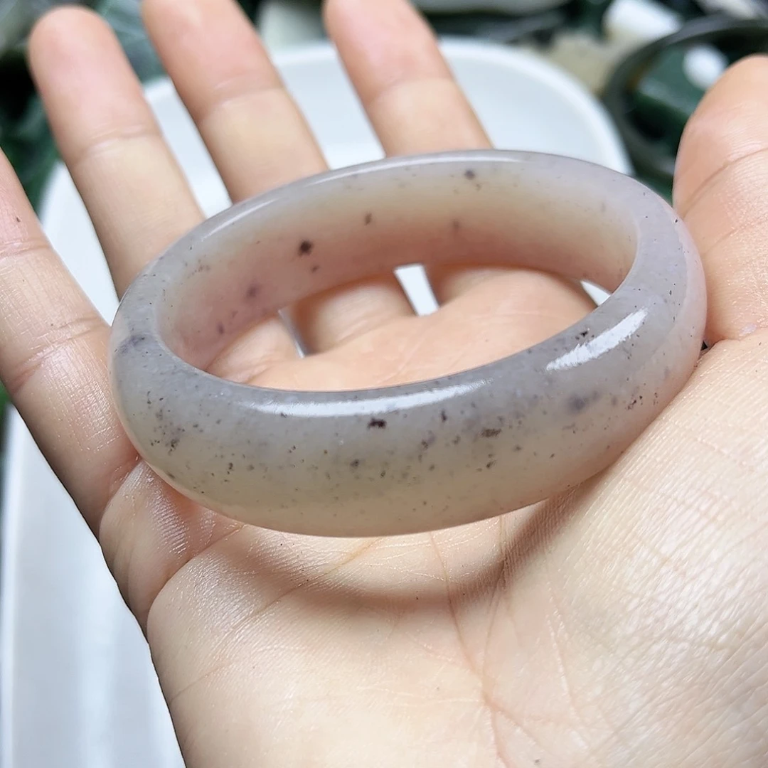 颈饰未镶嵌石英质玉57.5