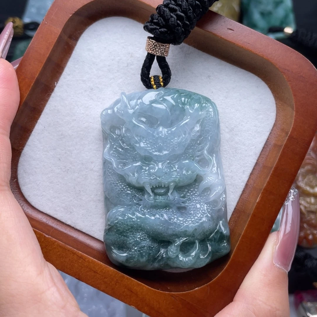 翡翠未镶嵌颈饰龙牌