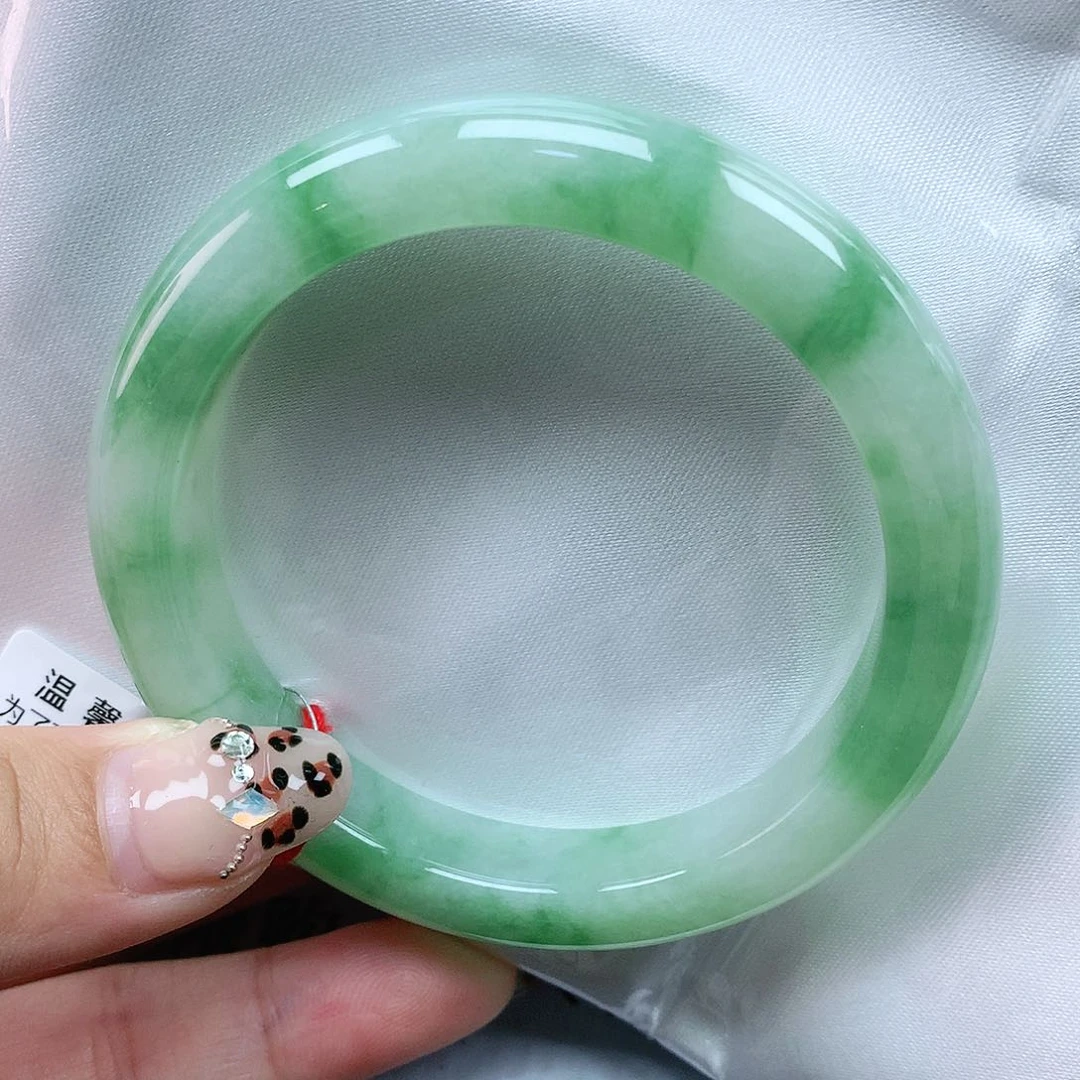 翡翠手镯未镶嵌54圈