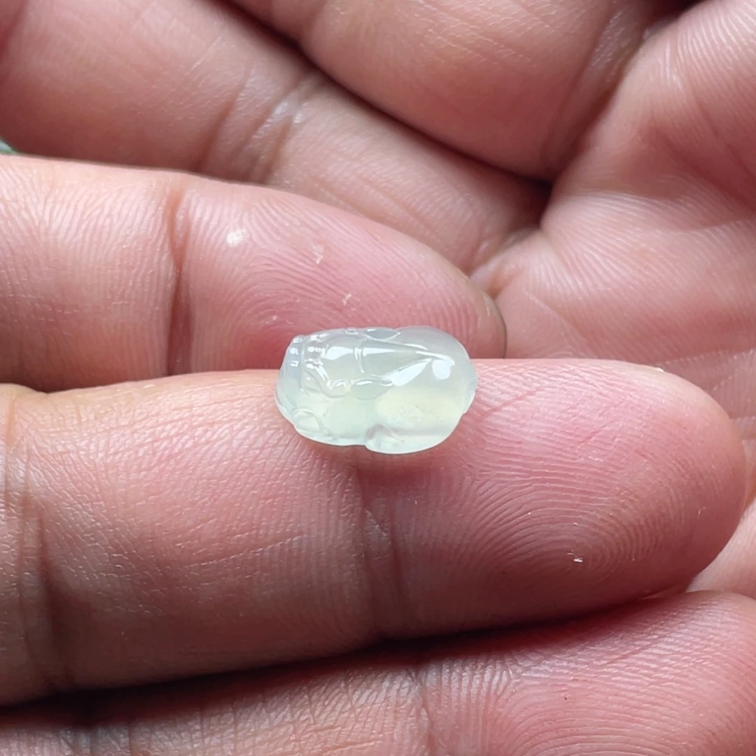 颈饰未镶嵌翡翠。****·翡翠