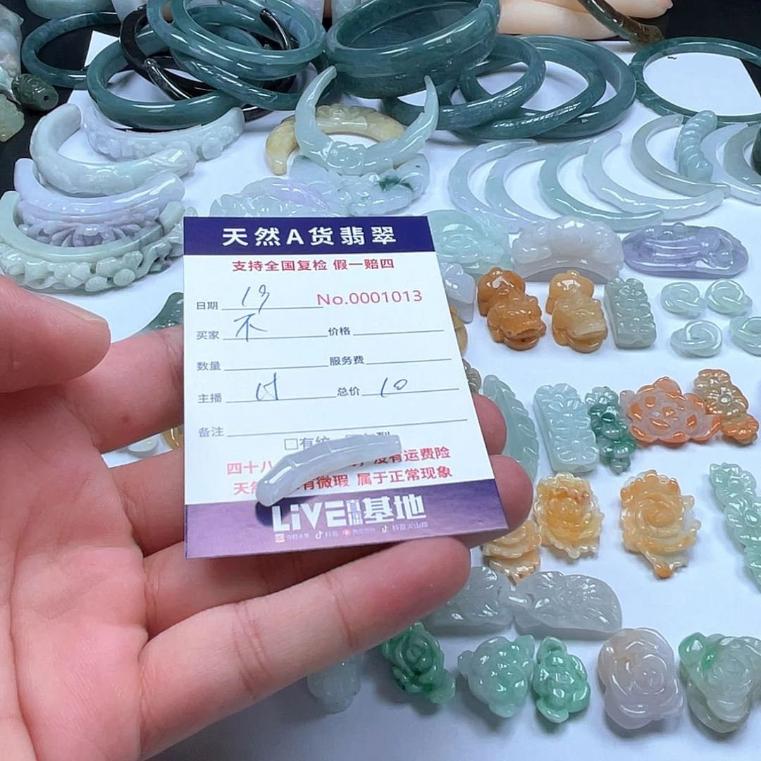 项圈未镶嵌翡翠不***?