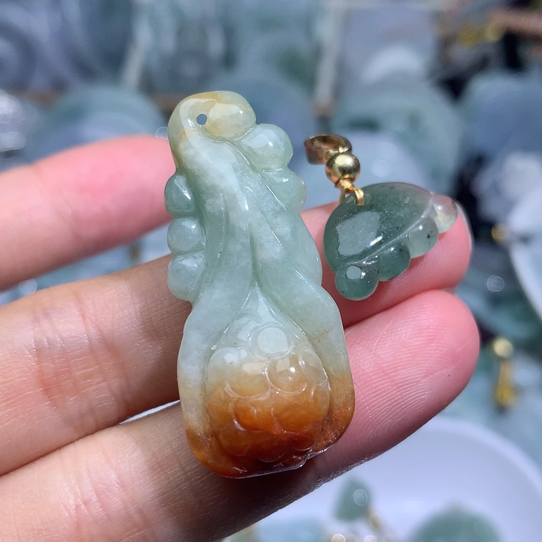 翡翠未镶嵌颈饰2356。