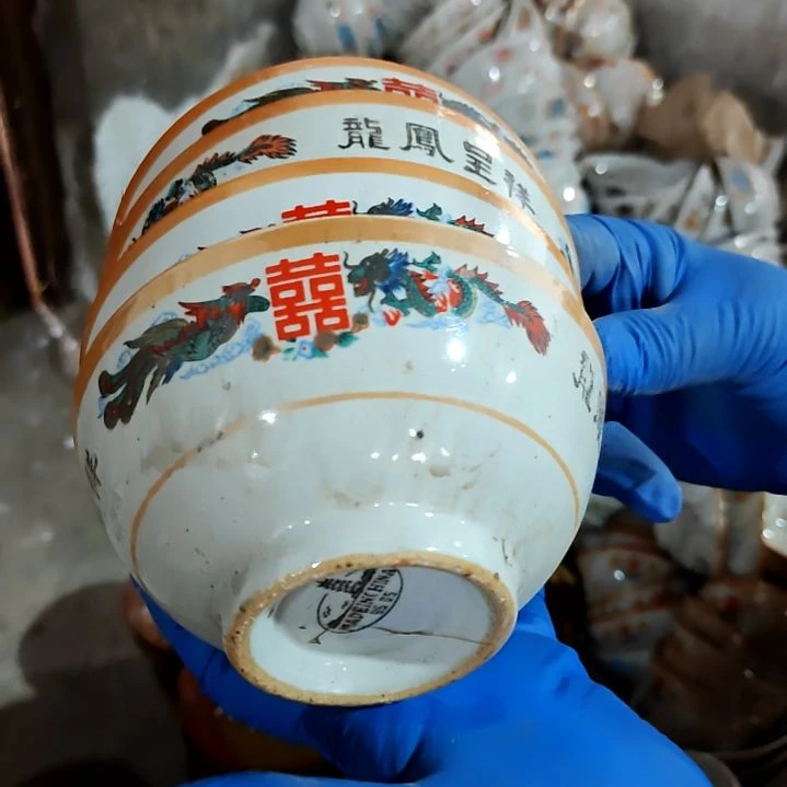 盘子碗茶壶啥都有