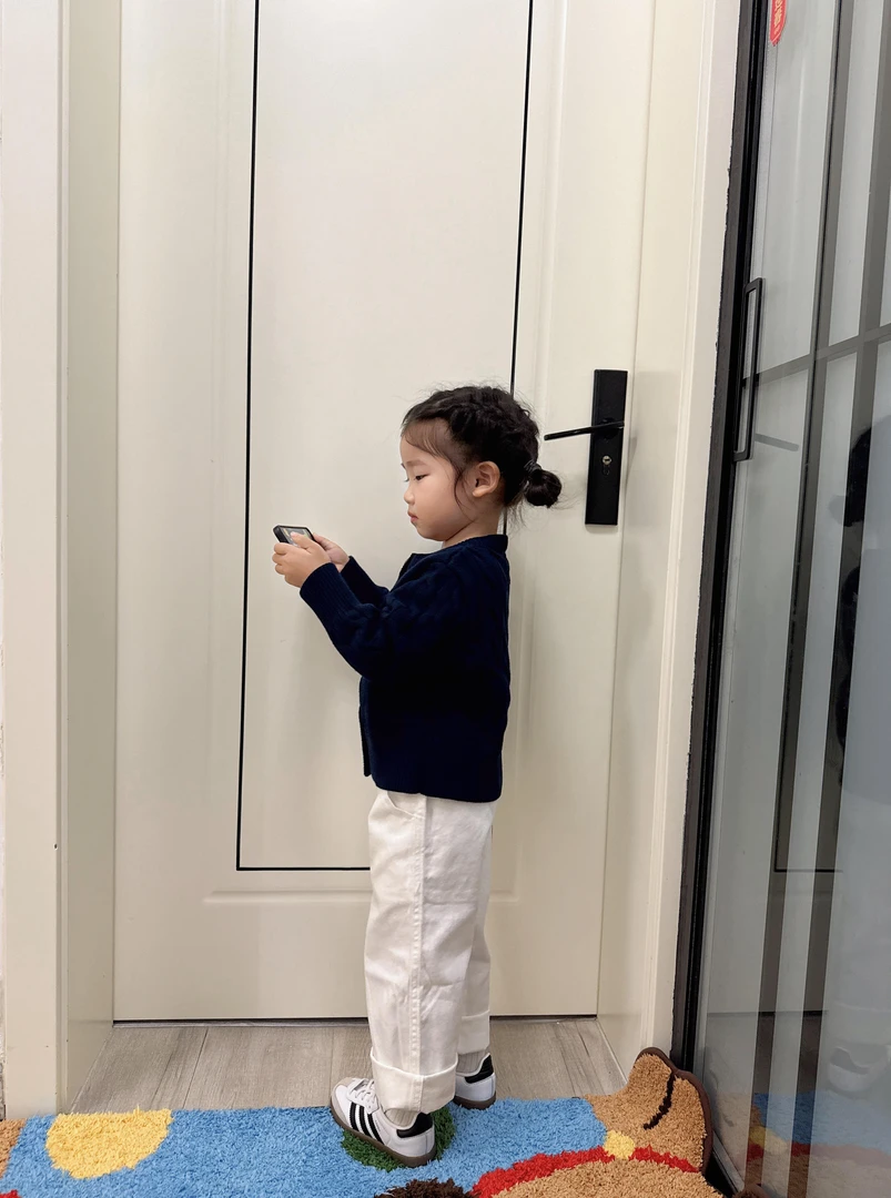 《甜小七》2025早秋新款童装藏蓝色开衫毛衣儿童白色休闲直筒裤套装