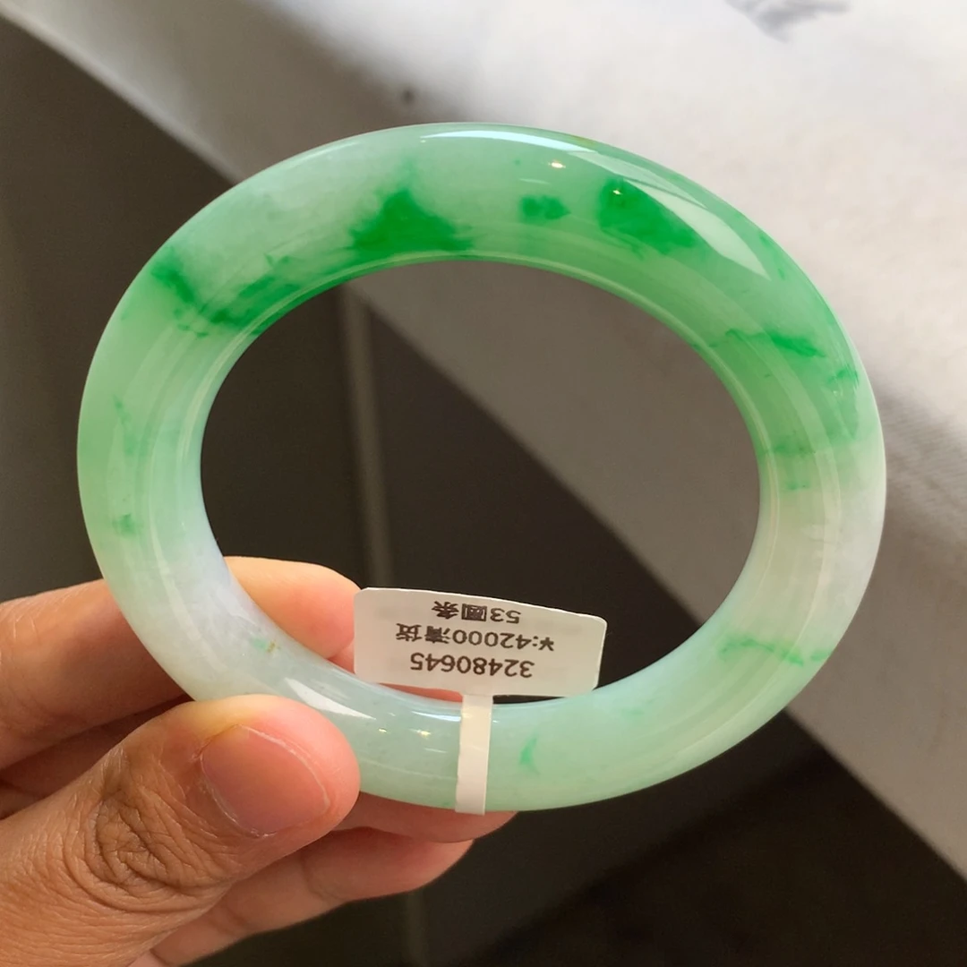 翡翠手镯未镶嵌冰绿圆条